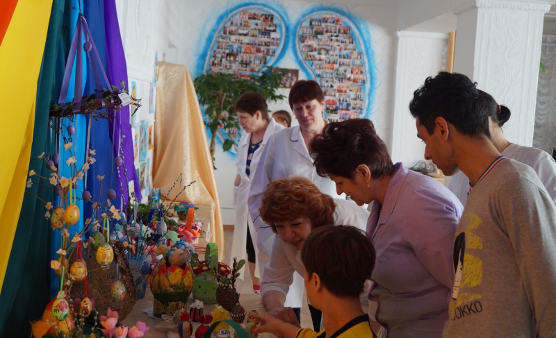 В Гайском детском доме открылась выставка пасхальных поделок
